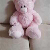 Morbido orsacchiotto di peluche rosa.

