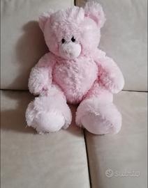 Morbido orsacchiotto di peluche rosa.
