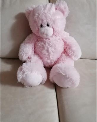 Morbido orsacchiotto di peluche rosa.
