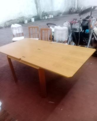 massiccio tavolo allungabile con sedie