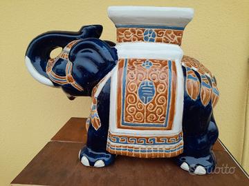 Elefante in ceramica decorativo. 