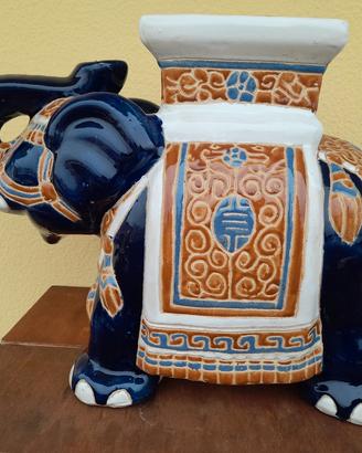 Elefante in ceramica decorativo. 