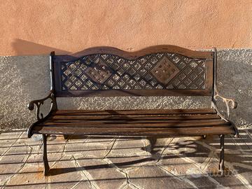 Panchina da esterno in ferro e legno