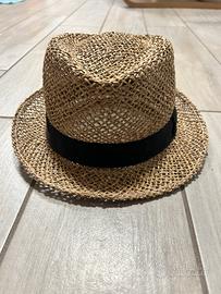Cappello di paglia intrecciata