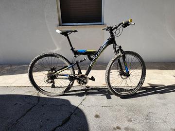 Bicicletta Mountain bike da mettere a posto
