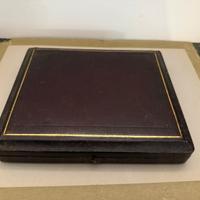 Antica scatola con posate da dolce