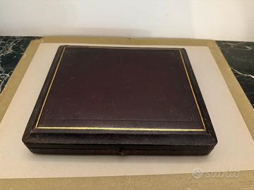 Antica scatola con posate da dolce