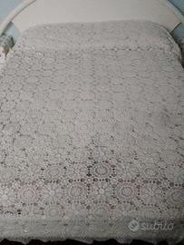 Copriletto matrimoniale fatto a mano.