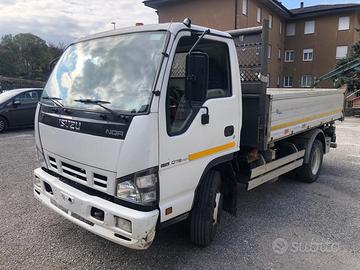 Isuzu nqr macchina operatrice