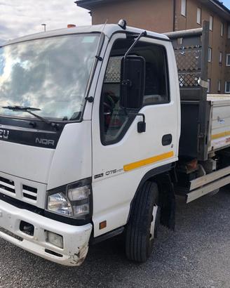Isuzu nqr macchina operatrice