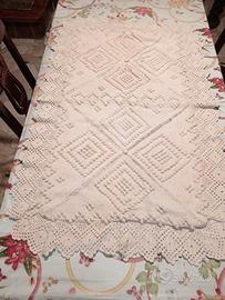 centro tavola lavorato a mano a uncinetto