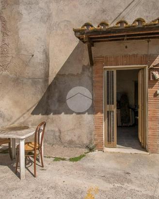 3 LOCALI A TARANO
