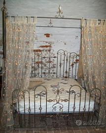letto a baldacchino in ferro battuto