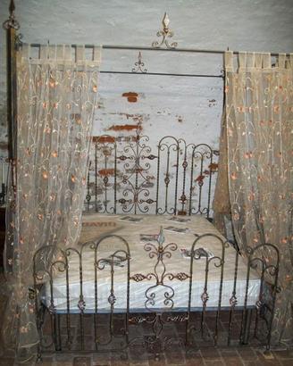 letto a baldacchino in ferro battuto