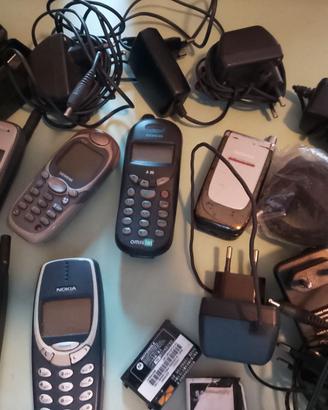 Lotto telefonini più caricatori vintage