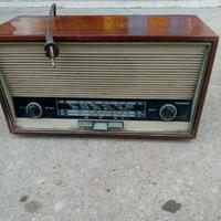 attrezzi e radio d'antiquariato 