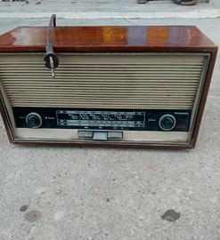 attrezzi e radio d'antiquariato 