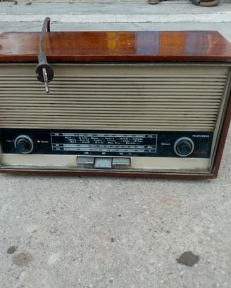 attrezzi e radio d'antiquariato 