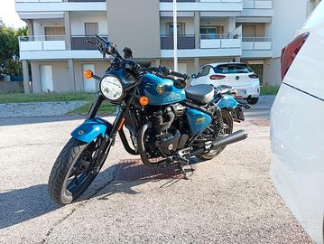 Royal Enfield Shotgun 650 con terminali Mistral
