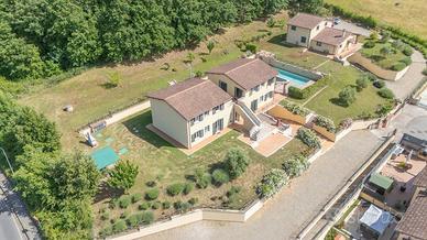 Palazzo / Stabile di 600 m² con più di 5 locali a 