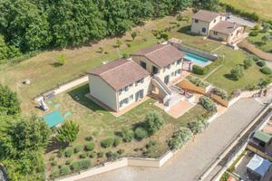 Palazzo / Stabile di 600 m² con più di 5 locali a 