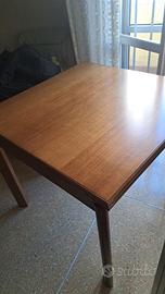 Tavolo quadrato in legno e sedie