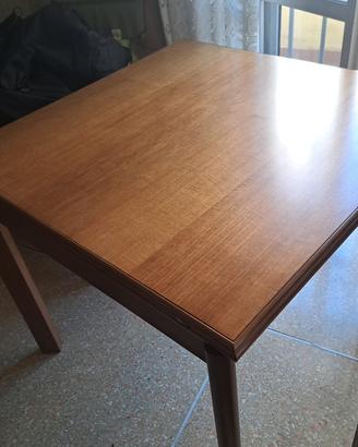 Tavolo quadrato in legno e sedie