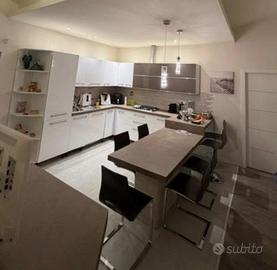 Cucina angolare con elettrodomestici
