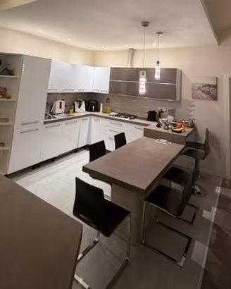 Cucina angolare con elettrodomestici
