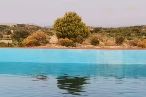 Terreno con caseggiato e piscina
