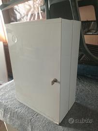 Armadietto farmacia  bianco in ferro.