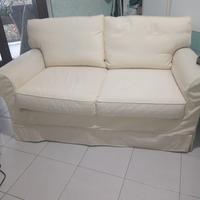 Divano due posti seminuovo.