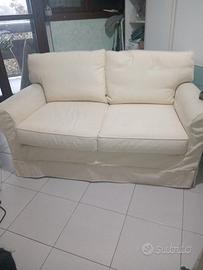 Divano due posti seminuovo.