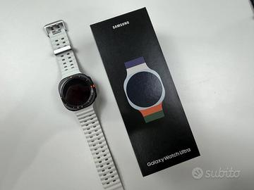 Samsung Galaxy Watch Ultra con cinturini