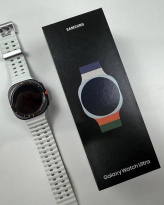 Samsung Galaxy Watch Ultra con cinturini