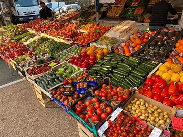 attività commercio frutta verdura mercati su piazz