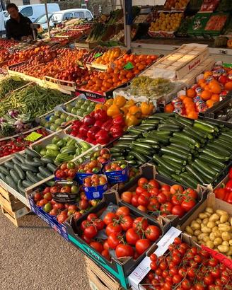 attività commercio frutta verdura mercati su piazz