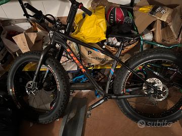 Bicicletta fat bike trek