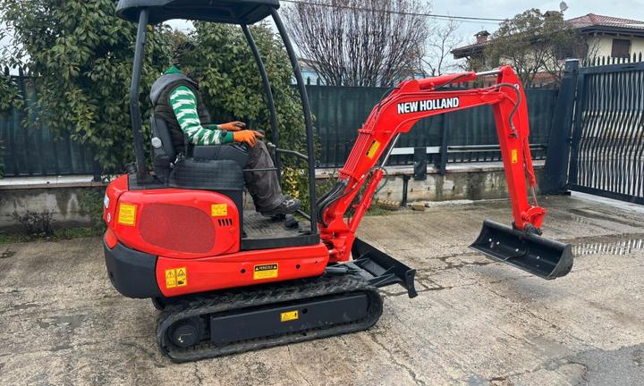 E166 Mini escavatore New Holland 15 q