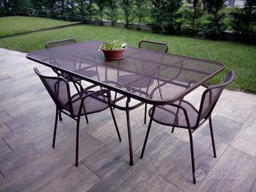 Sedie e tavoli da giardino