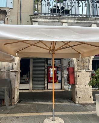 2 Ombelloni  3x3 con base e uno 4x3  senza base