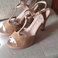 Sandali con cinturino 