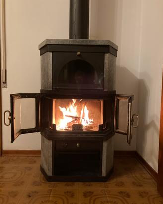 Stufa caminetto Scan rivestita in pietra ollare