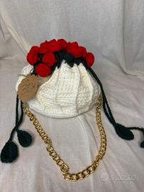 Borsa a sacco bianco con rose rosse uncinetto