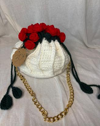 Borsa a sacco bianco con rose rosse uncinetto