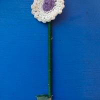 Fiore fatto a mano a l'uncinetto