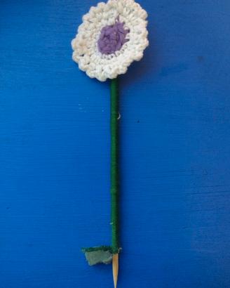 Fiore fatto a mano a l'uncinetto