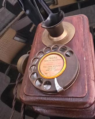 Telefono d'epoca da parete