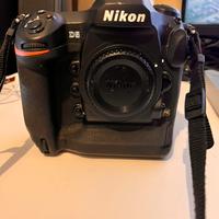 Nikon d5 con obiettivo, flash, e accessori
