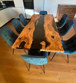 Tavolo in legno e resina 